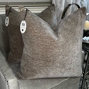 1-NWT CALLISTO HOME TEXTURE DECORATIVE THROW PILLOW